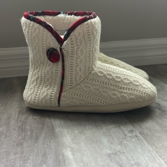 NWOT women’s cream colored crochet bootie slippers - Picture 1 of 8
